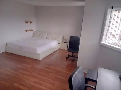 'Move-in Ready Master Bedroom- Private bath, Wifi and Parking Image# 1