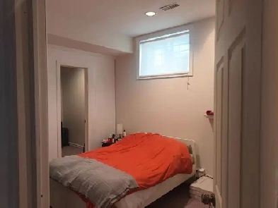 (Women only) Beautiful room at BAYVIEW and SHEPPARD walkin close Image# 2