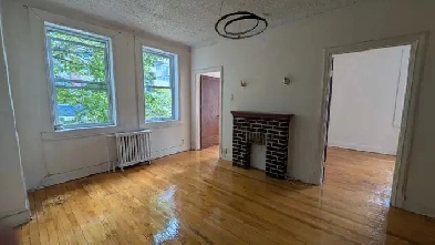 Cozy 4.5 near Loyola heat/hot water & fridge/stove included Image# 1