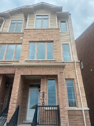 Three Bedroom Pickering Townhouse for Rent Image# 2