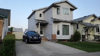 Beautiful Family Home in Calgary, Graet Location. $549K Image# 3
