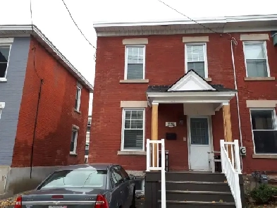 3 bedroom 2 bathroom house for rent in Centretown. Image# 2