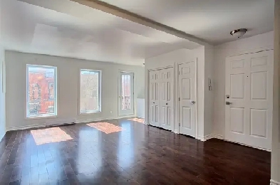 WOW! Spacieux 2 chambres avec balcon! Parking! Image# 1