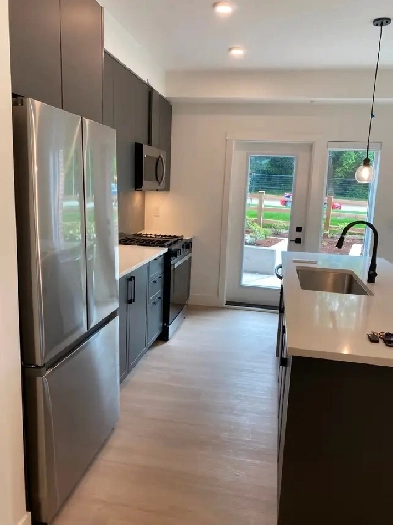 2 Bed/ 2 Bath/ South Surrey Image# 8
