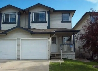 GREAT VALUE! 3 Bdrm Duplex near LRT with Single Car Garage Image# 1