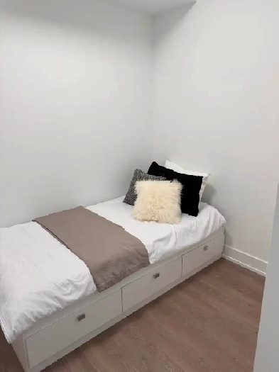 New Furnished Den in Executive Condo in Toronto’s Downtown Image# 1