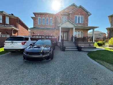 Stunning 4-Bedroom Detached Home on a Premium Pie-Shaped Lot Image# 4