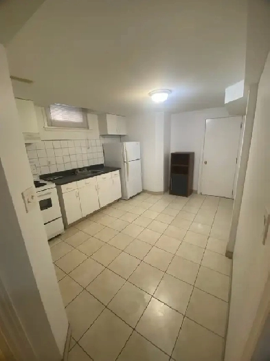 Square One Mississauga 1 bedroom basement apartment Image# 8
