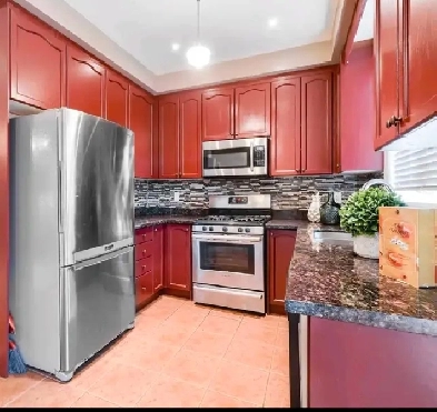 Room for Rent in Semi-Detached Home – (410 & Bovaird) Image# 1