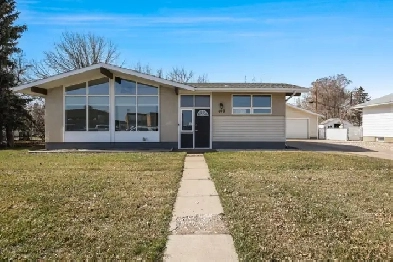 Beautiful bungalow in Riverside, Drumheller for $420,000 Image# 5