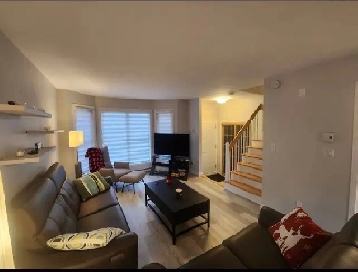 Maison-condo de 2 étages à louer, entièrement rénovée, AC, cour Image# 4