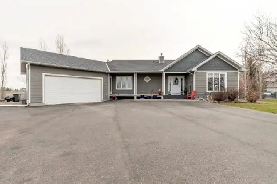 Bungalow on Acreage in Mountain Meadows! Image# 4