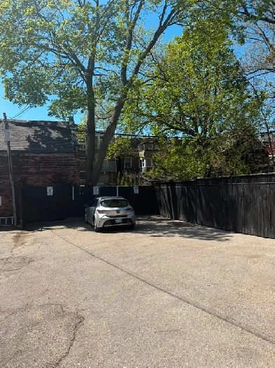 PARKING SPOT FOR RENT- DOWNTOWN TORONTO ( HURON - BERNARD) Image# 1