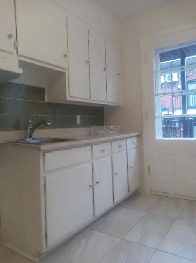 31I2-Verdun,pres de Centre-Ville,renove,ensoleille a louer. Image# 1