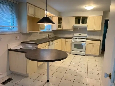 FINCH & LESLIE, 3 Bedroom House Image# 4