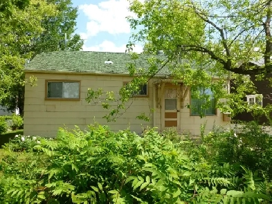 REDUCED- SMALL 3 BEDROOM HOUSE- 383 PARKWAY BLVD- FLIN FLON Image# 2