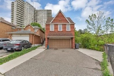 Detached house with 3 Separate Levels and Entrances Image# 9