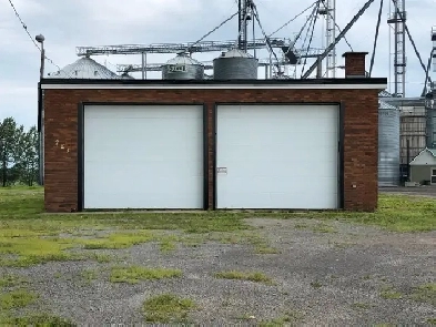 Industrial Building Space For Rent/Espace industriel à louer