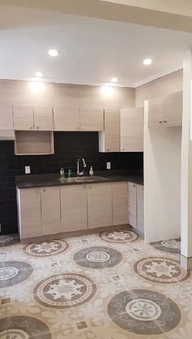 3 minutes de Metro Acadie, Renover, Grand 5 et demi, Disponible Image# 1