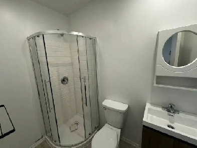 Magnifique 2 1/2 chambre fermée rénové tout inclus août Image# 1