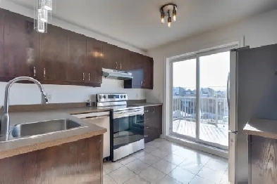 Wow! Superbe 2 cac et lumière naturelle! Parking! Image# 1