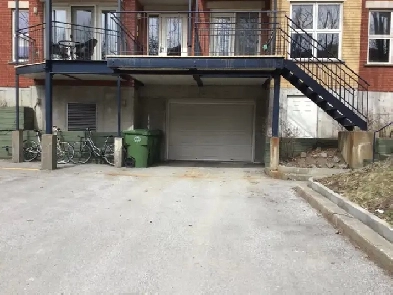 Stationnement intérieur à louer dans le Mile-End Image# 1