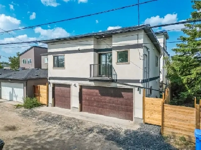 Luxury furnished 2 Bed / 2 Bath Garage Suite / Carriage home nea Image# 2