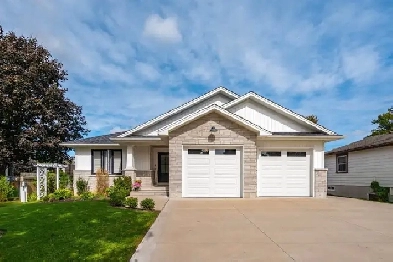 Luxury 4-Bed Bungalow with Backyard Oasis & Workshop Image# 4
