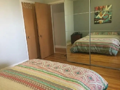 Très bel apt 4 1/2 rénové récemment (2 chamb fermées et 1 salon) Image# 1