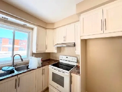 très grande maison à louer 7 chambres à coucher Image# 1