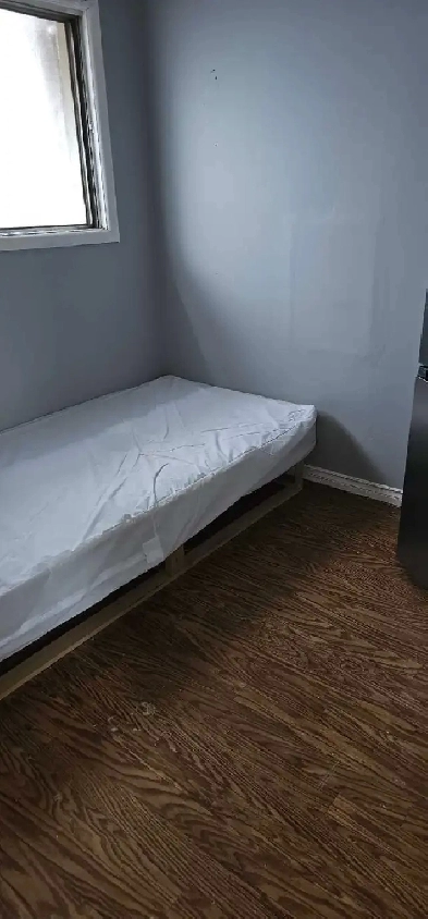 Room for Rent on Home St close to Portage Image# 1