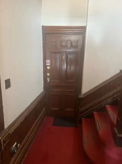 bachelor apartment with balcony in centertown Image# 1