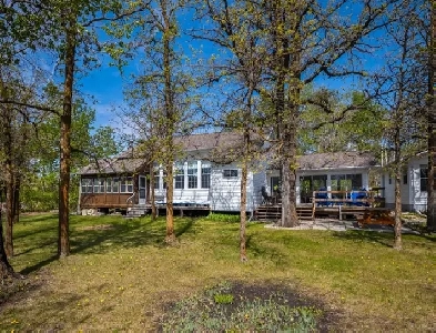 Sprawling Family Estate Offering Multiple Living Quarters! Image# 6