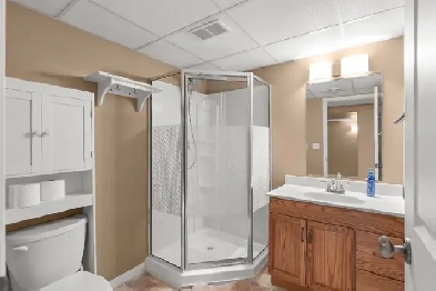 Completely Remodelled 2bdrm Bunaglow situated on 1.96 Acres! Image# 8