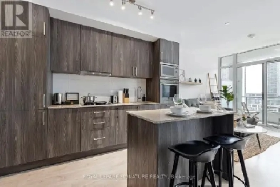 Fully Furnished Condo with CN tower view Image# 7