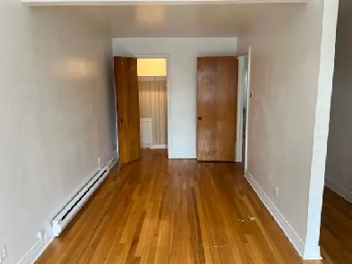 Appartement à louer près de métro St.Michel, étage d’un triplex Image# 1