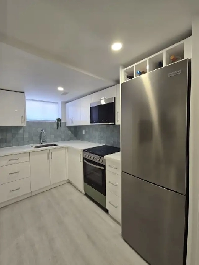 Junior suite Eglinton & Caledonia $1500 ( Furnished) Image# 1