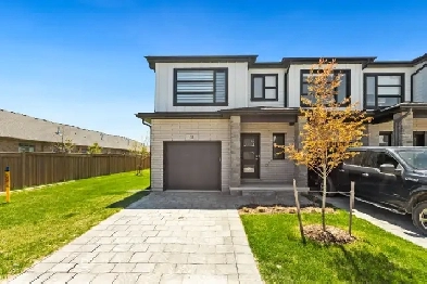 Modern 3 bedroom end unit townhouse Image# 2