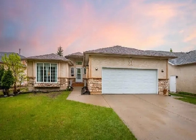 Well-Maintained 1594sqft 4bdrm Bungalow in River Grove! Image# 8