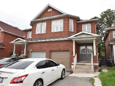 Beautiful 3 Bedroom House in Heartland, Mississauga Image# 1