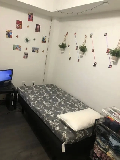 ROOM FOR RENT NEAR SHERIDAN COLLEGE FOR GIRLS OR COUPLES ONLY. Image# 1