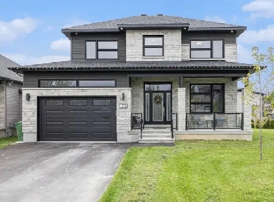 Beautiful modern 4 Bed, 3 Bath home in the heart of Crysler Image# 4
