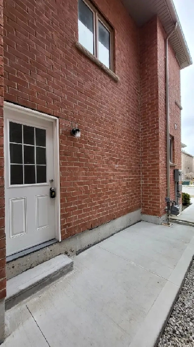 LARGE 2-B/R DEN. LEGAL BSMT w SEP LAUNDRY PVT SIDE ENTRY PARKING Image# 4