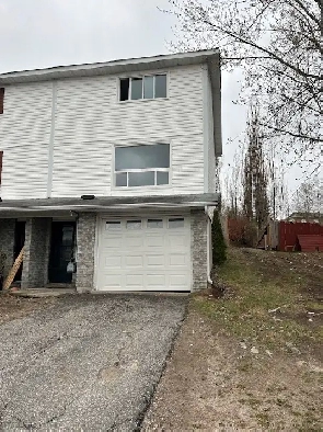 ELLIOT LAKE: 3 Bedroom end unit townhouse Image# 1