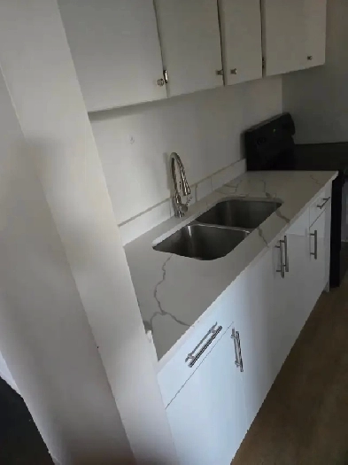 Renovated 3 bedrooms bi level $1450.no pets immediate Image# 3