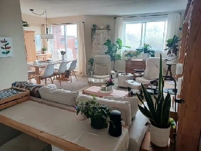 BOWMANVILLE 2 BEDROOM CONDO 1100 SQ FT. Image# 1