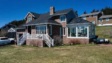 Stunning Oceanfront Home – A Must-See Dream Property! Image# 2