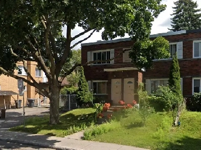 Newly Renovated 5 1/2 Duplex near Metro Côte-Vertu Image# 4