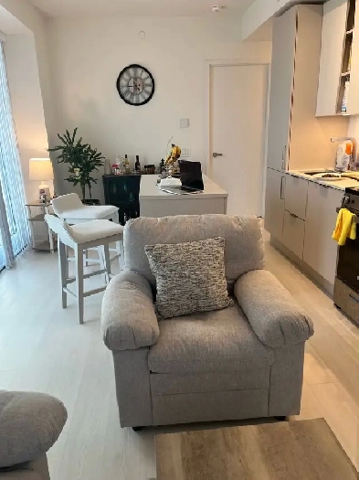 one bed room condo Square One Image# 1