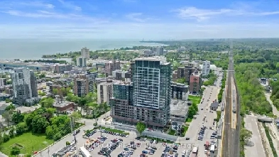 Beautiful 1 bed 2 bath condo in Port Credit Mississauga Image# 4